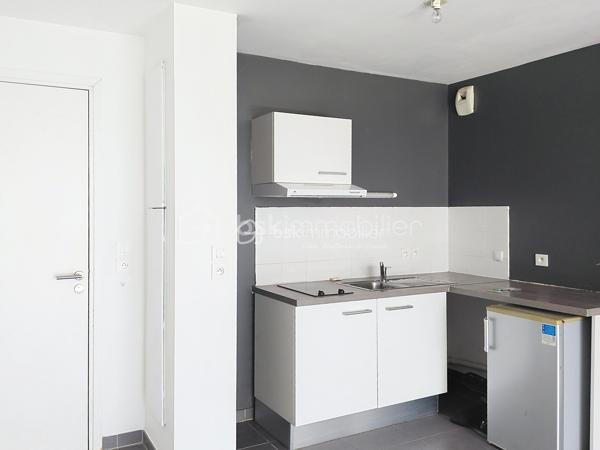 Découvrez cet appartement contemporain situé à seulement quelques pas des commodités essentielles et des transports urbains, idéal pour les citadins actifs. Profitez d'un cadre de vie unique au cœur de la ville.
Cet appartement moderne de 41 m², construit en 2015 avenue du Mondial de rugby 2007 , dans le quartier d'Ovalie , est bien agencé avec ses 2 pièces lumineuses. Situé au 1er étage d'un immeuble de 4 niveaux, il offre un joli balcon pour profiter des journées ensoleillées.
L'agencement intérieur se compose d'une pièce de vie agréable avec cuisine ouverte, d'un dégagement avec placard , d'une chambre donnant sur le balcon terrasse et d'une salle d'eau spacieuse. L'état général est bon., Profitez d'un parking privé sécurisé, un atout rare en ville. Charges annuelles raisonnables à 1008 euros pour une copropriété sans procédure.

Ne manquez pas l'opportunité de vivre ce style de vie urbain moderne. Contactez Elisabeth Meissonnier dès maintenant pour une visite !