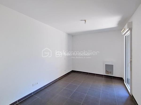 Découvrez cet appartement contemporain situé à seulement quelques pas des commodités essentielles et des transports urbains, idéal pour les citadins actifs. Profitez d'un cadre de vie unique au cœur de la ville.
Cet appartement moderne de 41 m², construit en 2015 avenue du Mondial de rugby 2007 , dans le quartier d'Ovalie , est bien agencé avec ses 2 pièces lumineuses. Situé au 1er étage d'un immeuble de 4 niveaux, il offre un joli balcon pour profiter des journées ensoleillées.
L'agencement intérieur se compose d'une pièce de vie agréable avec cuisine ouverte, d'un dégagement avec placard , d'une chambre donnant sur le balcon terrasse et d'une salle d'eau spacieuse. L'état général est bon., Profitez d'un parking privé sécurisé, un atout rare en ville. Charges annuelles raisonnables à 1008 euros pour une copropriété sans procédure.

Ne manquez pas l'opportunité de vivre ce style de vie urbain moderne. Contactez Elisabeth Meissonnier dès maintenant pour une visite !