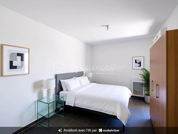 Découvrez cet appartement contemporain situé à seulement quelques pas des commodités essentielles et des transports urbains, idéal pour les citadins actifs. Profitez d'un cadre de vie unique au cœur de la ville.
Cet appartement moderne de 41 m², construit en 2015 avenue du Mondial de rugby 2007 , dans le quartier d'Ovalie , est bien agencé avec ses 2 pièces lumineuses. Situé au 1er étage d'un immeuble de 4 niveaux, il offre un joli balcon pour profiter des journées ensoleillées.
L'agencement intérieur se compose d'une pièce de vie agréable avec cuisine ouverte, d'un dégagement avec placard , d'une chambre donnant sur le balcon terrasse et d'une salle d'eau spacieuse. L'état général est bon., Profitez d'un parking privé sécurisé, un atout rare en ville. Charges annuelles raisonnables à 1008 euros pour une copropriété sans procédure.

Ne manquez pas l'opportunité de vivre ce style de vie urbain moderne. Contactez Elisabeth Meissonnier dès maintenant pour une visite !