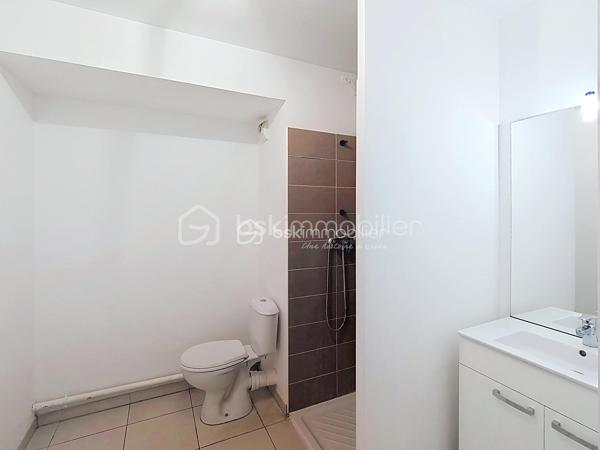 Découvrez cet appartement contemporain situé à seulement quelques pas des commodités essentielles et des transports urbains, idéal pour les citadins actifs. Profitez d'un cadre de vie unique au cœur de la ville.
Cet appartement moderne de 41 m², construit en 2015 avenue du Mondial de rugby 2007 , dans le quartier d'Ovalie , est bien agencé avec ses 2 pièces lumineuses. Situé au 1er étage d'un immeuble de 4 niveaux, il offre un joli balcon pour profiter des journées ensoleillées.
L'agencement intérieur se compose d'une pièce de vie agréable avec cuisine ouverte, d'un dégagement avec placard , d'une chambre donnant sur le balcon terrasse et d'une salle d'eau spacieuse. L'état général est bon., Profitez d'un parking privé sécurisé, un atout rare en ville. Charges annuelles raisonnables à 1008 euros pour une copropriété sans procédure.

Ne manquez pas l'opportunité de vivre ce style de vie urbain moderne. Contactez Elisabeth Meissonnier dès maintenant pour une visite !
