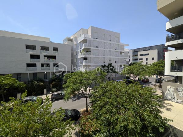 Découvrez cet appartement contemporain situé à seulement quelques pas des commodités essentielles et des transports urbains, idéal pour les citadins actifs. Profitez d'un cadre de vie unique au cœur de la ville.
Cet appartement moderne de 41 m², construit en 2015 avenue du Mondial de rugby 2007 , dans le quartier d'Ovalie , est bien agencé avec ses 2 pièces lumineuses. Situé au 1er étage d'un immeuble de 4 niveaux, il offre un joli balcon pour profiter des journées ensoleillées.
L'agencement intérieur se compose d'une pièce de vie agréable avec cuisine ouverte, d'un dégagement avec placard , d'une chambre donnant sur le balcon terrasse et d'une salle d'eau spacieuse. L'état général est bon., Profitez d'un parking privé sécurisé, un atout rare en ville. Charges annuelles raisonnables à 1008 euros pour une copropriété sans procédure.

Ne manquez pas l'opportunité de vivre ce style de vie urbain moderne. Contactez Elisabeth Meissonnier dès maintenant pour une visite !