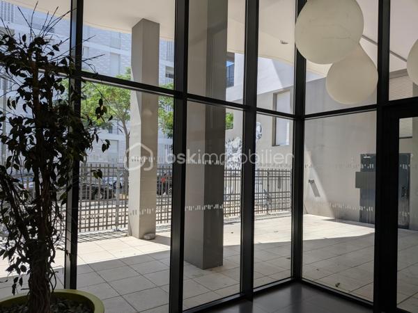 Découvrez cet appartement contemporain situé à seulement quelques pas des commodités essentielles et des transports urbains, idéal pour les citadins actifs. Profitez d'un cadre de vie unique au cœur de la ville.
Cet appartement moderne de 41 m², construit en 2015 avenue du Mondial de rugby 2007 , dans le quartier d'Ovalie , est bien agencé avec ses 2 pièces lumineuses. Situé au 1er étage d'un immeuble de 4 niveaux, il offre un joli balcon pour profiter des journées ensoleillées.
L'agencement intérieur se compose d'une pièce de vie agréable avec cuisine ouverte, d'un dégagement avec placard , d'une chambre donnant sur le balcon terrasse et d'une salle d'eau spacieuse. L'état général est bon., Profitez d'un parking privé sécurisé, un atout rare en ville. Charges annuelles raisonnables à 1008 euros pour une copropriété sans procédure.

Ne manquez pas l'opportunité de vivre ce style de vie urbain moderne. Contactez Elisabeth Meissonnier dès maintenant pour une visite !