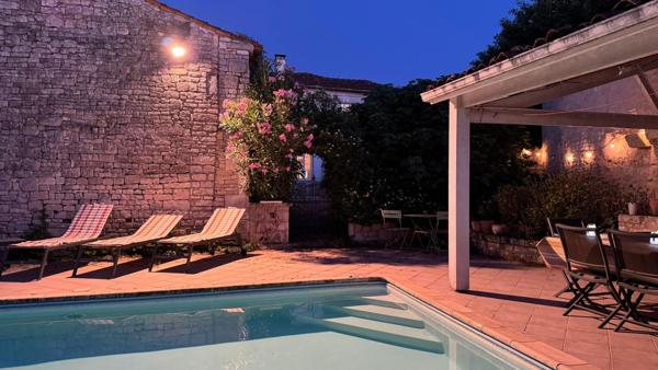 A Chassors, grande maison de charme avec garage,piscine, jardin clôturé.