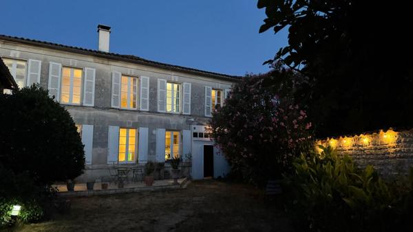 A Chassors, grande maison de charme avec garage,piscine, jardin clôturé.