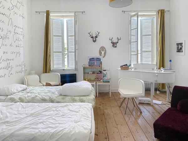 A Chassors, grande maison de charme avec garage,piscine, jardin clôturé.