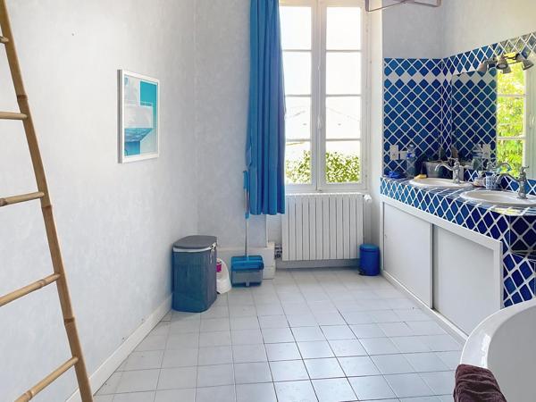 A Chassors, grande maison de charme avec garage,piscine, jardin clôturé.