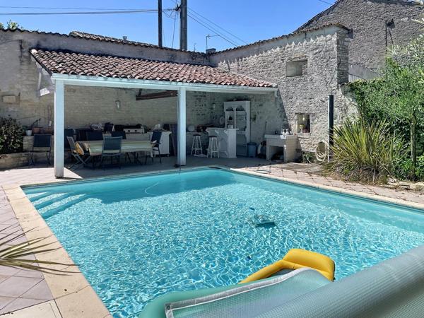 A Chassors, grande maison de charme avec garage,piscine, jardin clôturé.