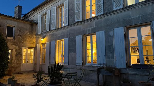 A Chassors, grande maison de charme avec garage,piscine, jardin clôturé.