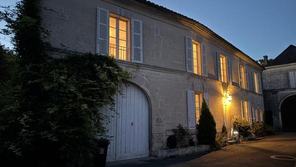 A Chassors, grande maison de charme avec garage,piscine, jardin clôturé.