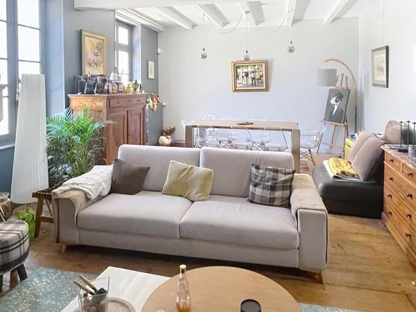 A Chassors, grande maison de charme avec garage,piscine, jardin clôturé.