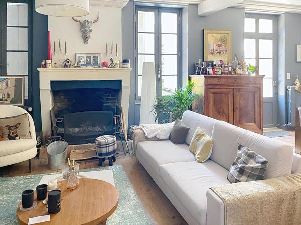 A Chassors, grande maison de charme avec garage,piscine, jardin clôturé.