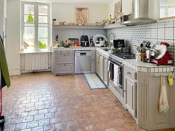 A Chassors, grande maison de charme avec garage,piscine, jardin clôturé.