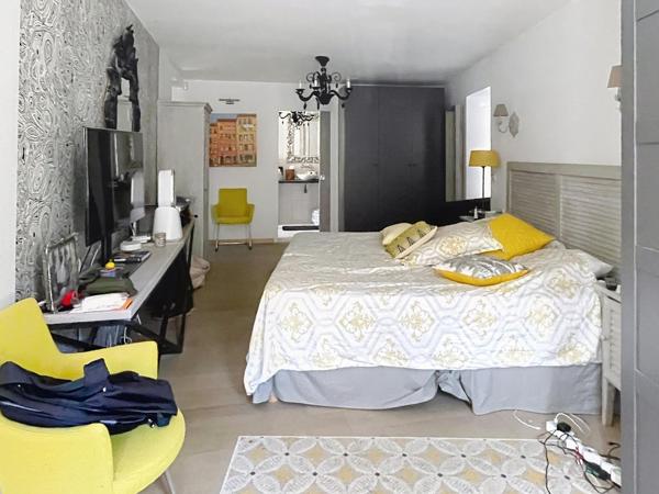 A Chassors, grande maison de charme avec garage,piscine, jardin clôturé.