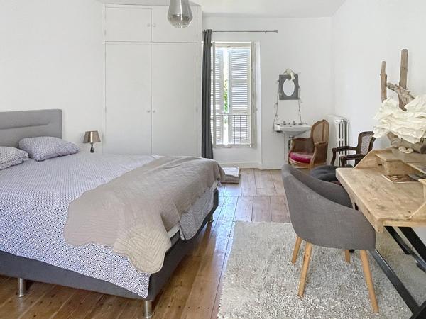 A Chassors, grande maison de charme avec garage,piscine, jardin clôturé.