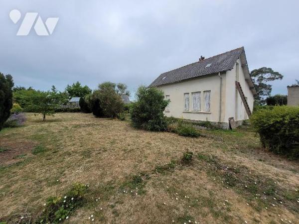 Située sur la commune de Saint-Briac, une maison entièrement à rénover comprenant : Au rez-de-c...