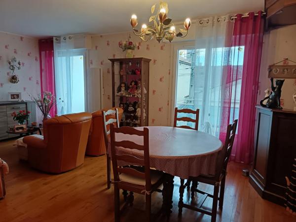 En plein centre ville de Cognac, appartement de type 5, séjour lumineux donnant sur une terrasse, cuisine aménagée et équipée, trois chambres avec placard, salle d'eau et wc. Cave individuelle, garage et place de parking complètent ce bien.