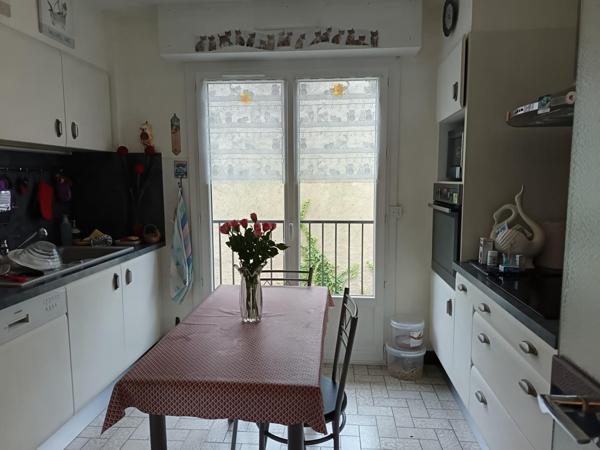 En plein centre ville de Cognac, appartement de type 5, séjour lumineux donnant sur une terrasse, cuisine aménagée et équipée, trois chambres avec placard, salle d'eau et wc. Cave individuelle, garage et place de parking complètent ce bien.