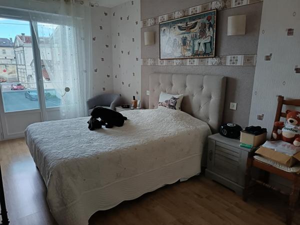 En plein centre ville de Cognac, appartement de type 5, séjour lumineux donnant sur une terrasse, cuisine aménagée et équipée, trois chambres avec placard, salle d'eau et wc. Cave individuelle, garage et place de parking complètent ce bien.