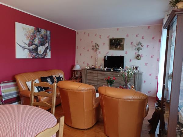 En plein centre ville de Cognac, appartement de type 5, séjour lumineux donnant sur une terrasse, cuisine aménagée et équipée, trois chambres avec placard, salle d'eau et wc. Cave individuelle, garage et place de parking complètent ce bien.