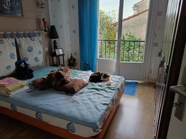 En plein centre ville de Cognac, appartement de type 5, séjour lumineux donnant sur une terrasse, cuisine aménagée et équipée, trois chambres avec placard, salle d'eau et wc. Cave individuelle, garage et place de parking complètent ce bien.