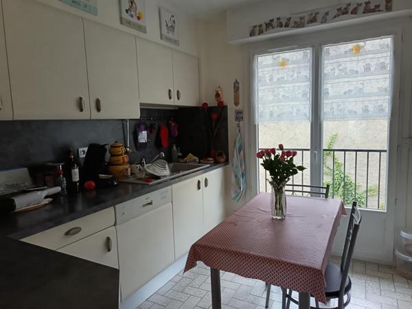 En plein centre ville de Cognac, appartement de type 5, séjour lumineux donnant sur une terrasse, cuisine aménagée et équipée, trois chambres avec placard, salle d'eau et wc. Cave individuelle, garage et place de parking complètent ce bien.