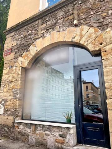 Location                                                      Local commercial
                        
                     1 pièces                      30 m2                     à Vienne