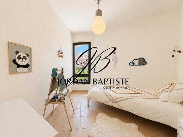 Maison d’architecte avec piscine – environnement calme et arboré