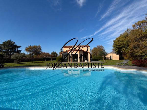Maison d’architecte avec piscine – environnement calme et arboré