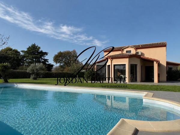 Maison d’architecte avec piscine – environnement calme et arboré