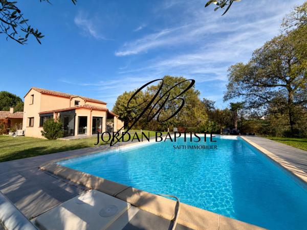 Maison d’architecte avec piscine – environnement calme et arboré