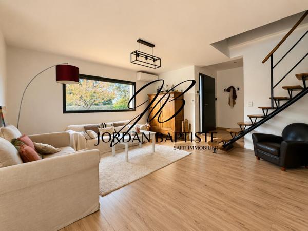 Maison d’architecte avec piscine – environnement calme et arboré