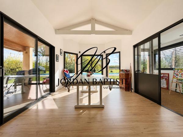 Maison d’architecte avec piscine – environnement calme et arboré