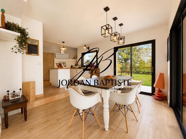 Maison d’architecte avec piscine – environnement calme et arboré