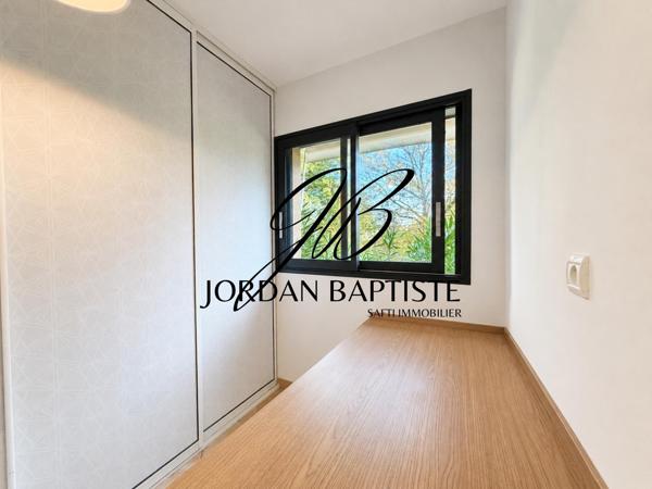 Maison d’architecte avec piscine – environnement calme et arboré