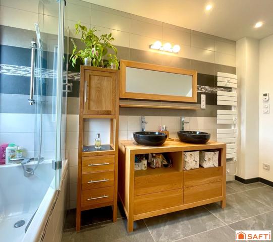 Résidentiel, 3 chambres, 2 SdB, garage et jardin.