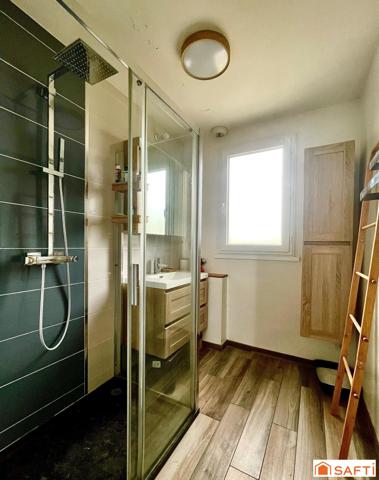 Résidentiel, 3 chambres, 2 SdB, garage et jardin.