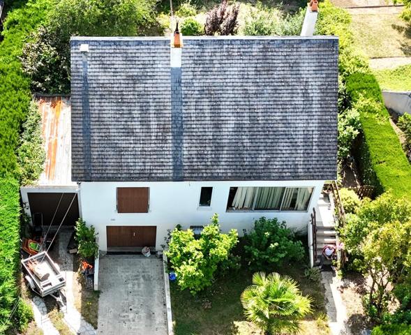 Résidentiel, 3 chambres, 2 SdB, garage et jardin.