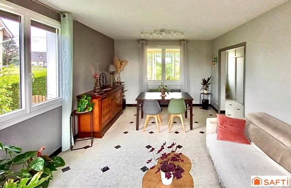 Résidentiel, 3 chambres, 2 SdB, garage et jardin.