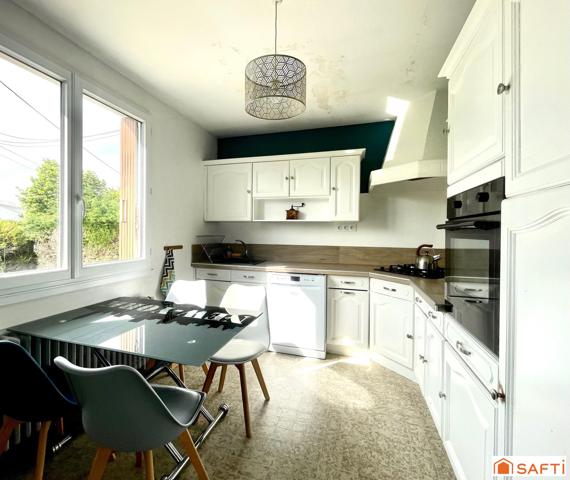 Résidentiel, 3 chambres, 2 SdB, garage et jardin.