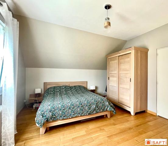 Résidentiel, 3 chambres, 2 SdB, garage et jardin.