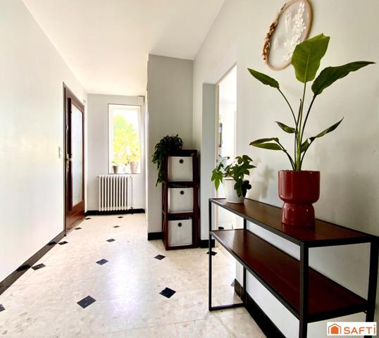Résidentiel, 3 chambres, 2 SdB, garage et jardin.