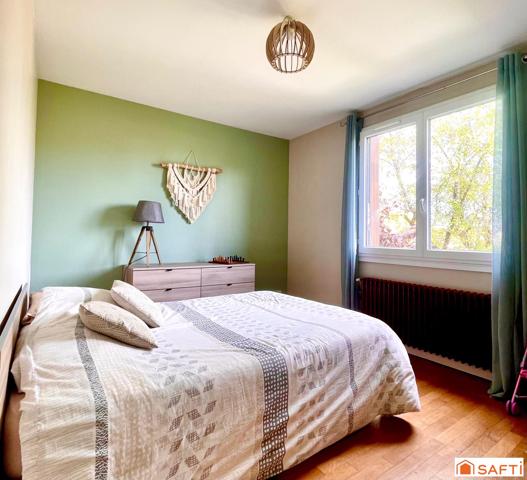 Résidentiel, 3 chambres, 2 SdB, garage et jardin.