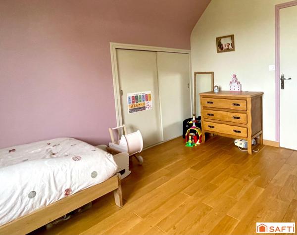 Résidentiel, 3 chambres, 2 SdB, garage et jardin.