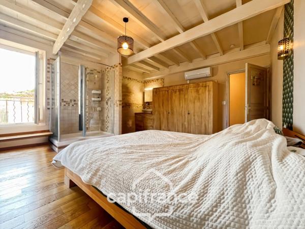 Authentique maison de village de 118 m2 en pierre, chambres climatisées, terrasse de 50 m2, cuisine extérieure, double garage, grenier, trois belles chambres 2 salle de bains, buanderie