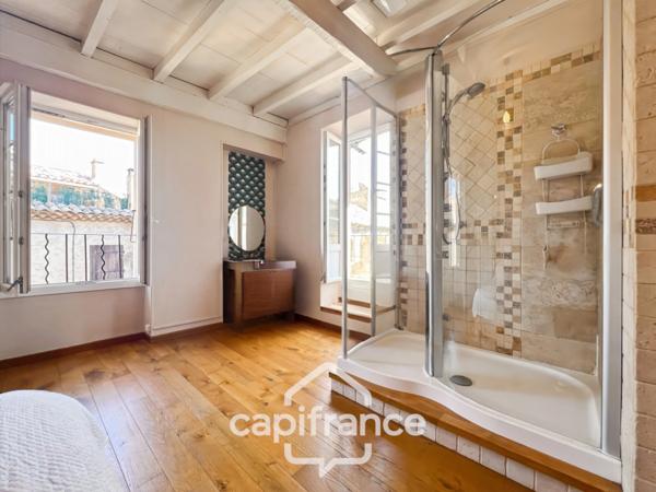 Authentique maison de village de 118 m2 en pierre, chambres climatisées, terrasse de 50 m2, cuisine extérieure, double garage, grenier, trois belles chambres 2 salle de bains, buanderie