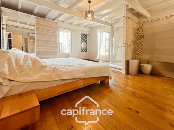 Authentique maison de village de 118 m2 en pierre, chambres climatisées, terrasse de 50 m2, cuisine extérieure, double garage, grenier, trois belles chambres 2 salle de bains, buanderie