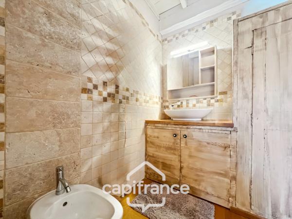 Authentique maison de village de 118 m2 en pierre, chambres climatisées, terrasse de 50 m2, cuisine extérieure, double garage, grenier, trois belles chambres 2 salle de bains, buanderie