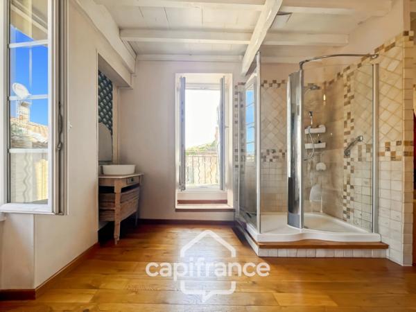 Authentique maison de village de 118 m2 en pierre, chambres climatisées, terrasse de 50 m2, cuisine extérieure, double garage, grenier, trois belles chambres 2 salle de bains, buanderie