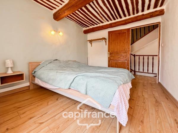 Authentique maison de village de 118 m2 en pierre, chambres climatisées, terrasse de 50 m2, cuisine extérieure, double garage, grenier, trois belles chambres 2 salle de bains, buanderie