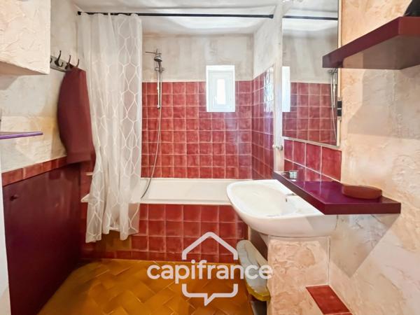 Authentique maison de village de 118 m2 en pierre, chambres climatisées, terrasse de 50 m2, cuisine extérieure, double garage, grenier, trois belles chambres 2 salle de bains, buanderie